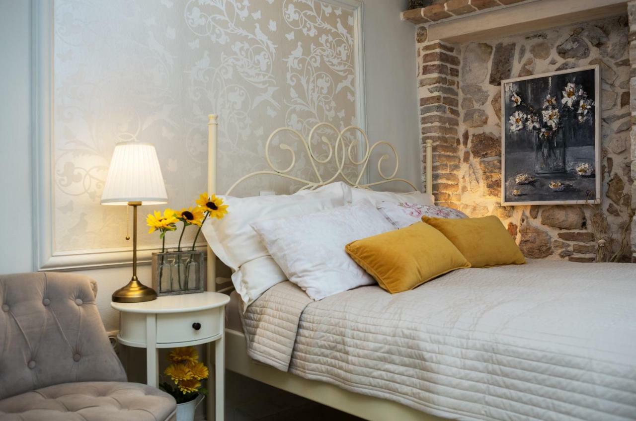 Studio Yellow Flower Rovinj Exterior photo