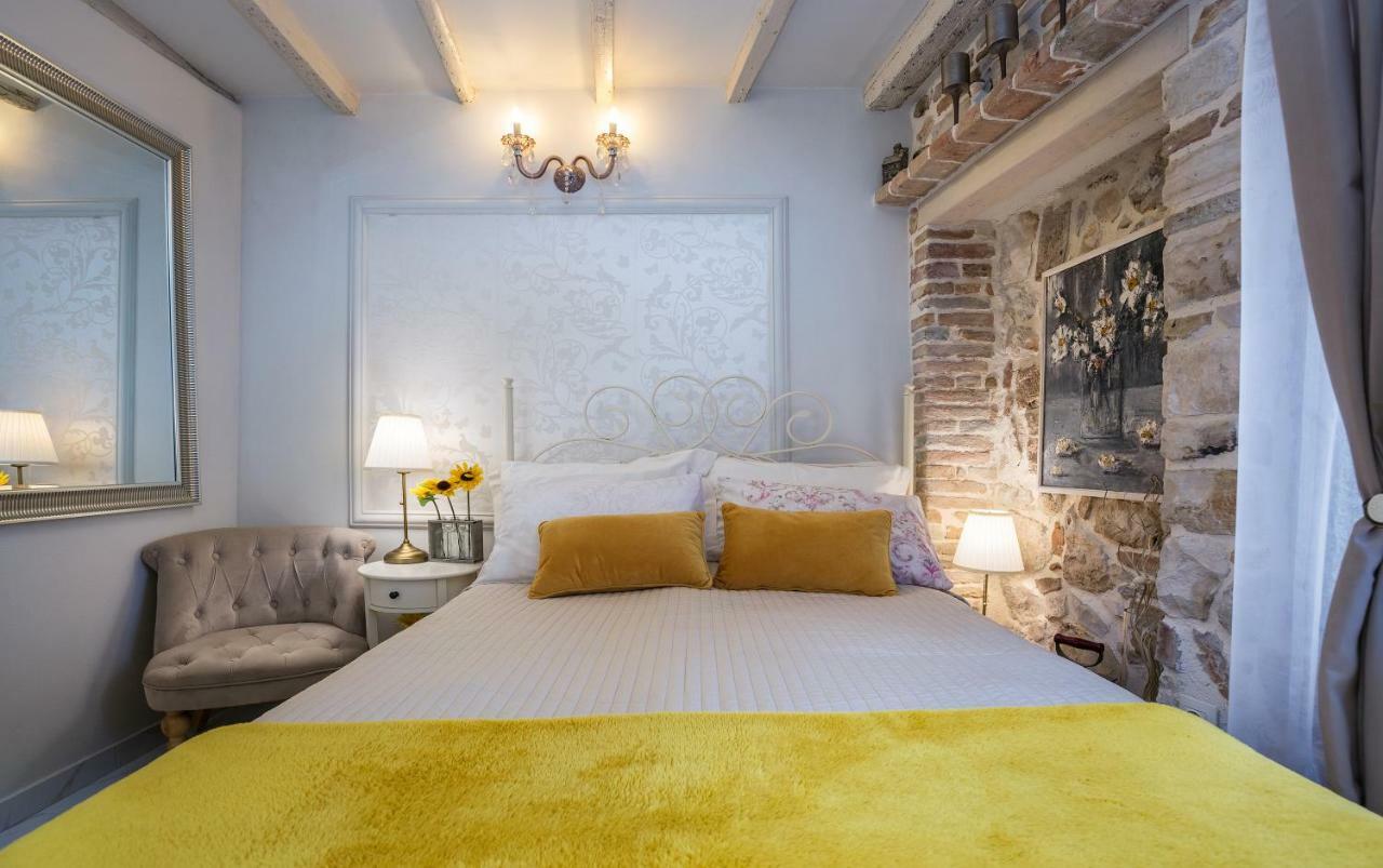 Studio Yellow Flower Rovinj Exterior photo